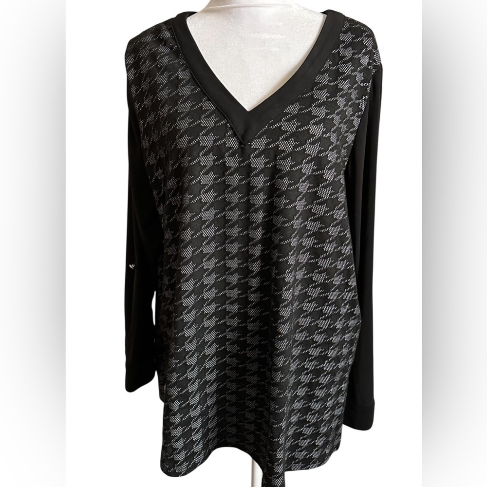 Slim Factor by investments Black Houndstooth V-Neck Women's Top